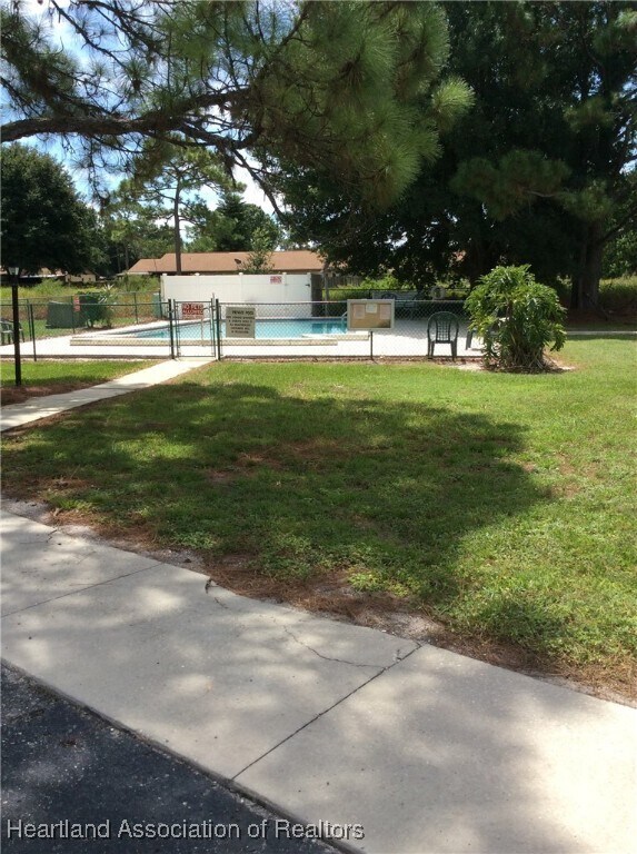 Foto del edificio - 517 Manor Cir