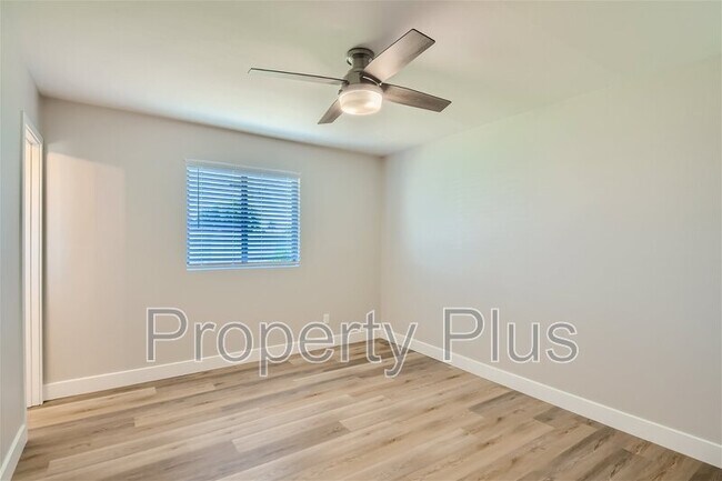 Building Photo - 8356 E Palm Ln