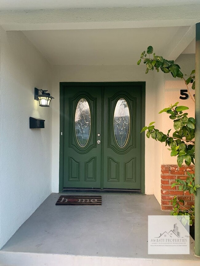 Foto del edificio - Must See! Lovely 3 Bedroom 2 Bath Home with Pool