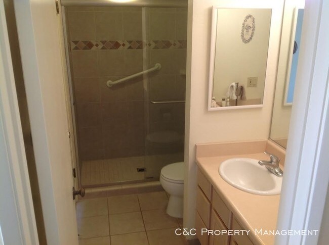 Building Photo - Amazing Beach Condo with Views and Pool