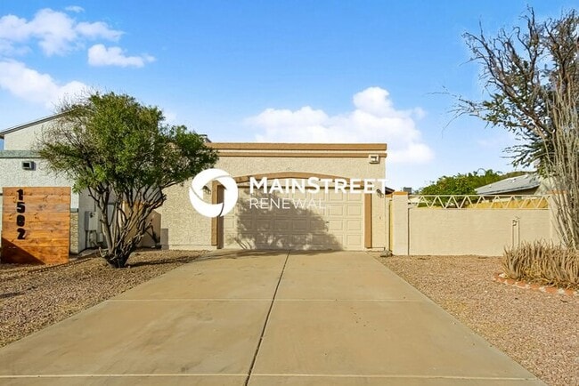 Building Photo - 3 Bedroom Pet-Friendly Home in Phoenix, AZ with Main Street Renewal