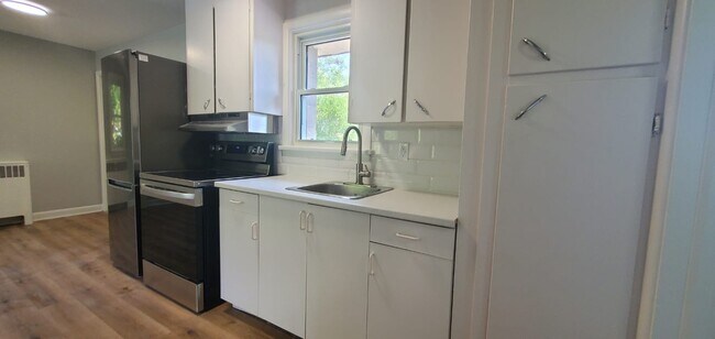 Building Photo - 57 Quinte Vw Dr