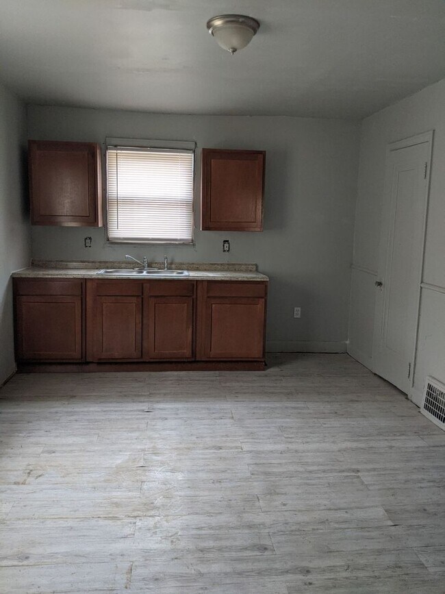 Foto del edificio - 5263 HEREFORD- 3 BED 1.5 BATH FOR RENT!