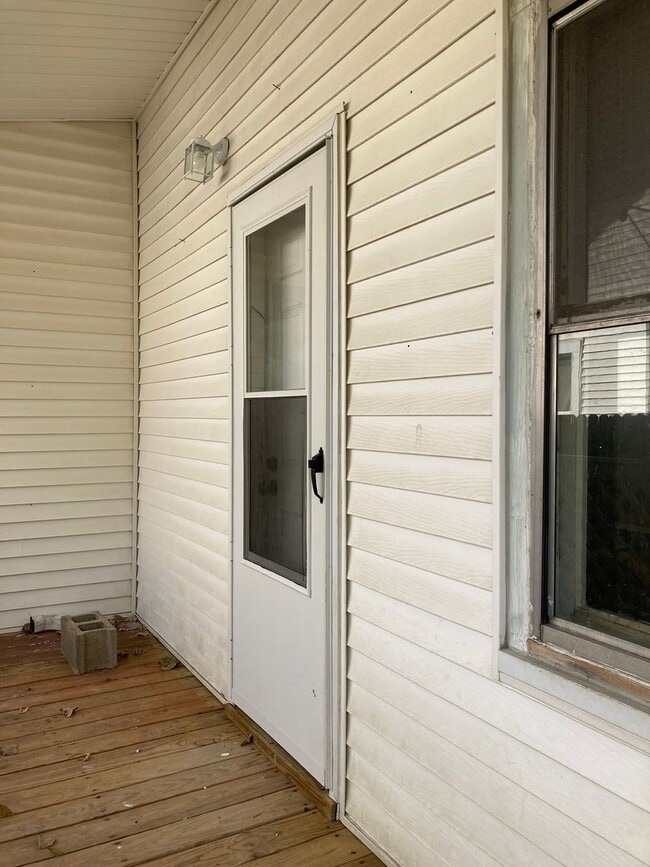 Building Photo - Newly remodeled 3 bedroom