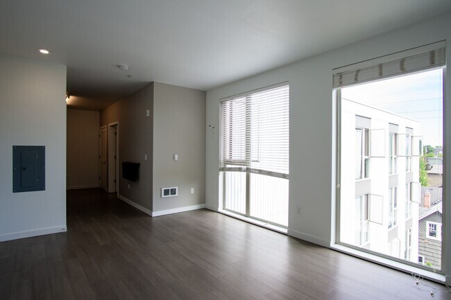 Building Photo - Light & Bright Top-Floor Studio w/Modern Amenities Ready Mid-April!