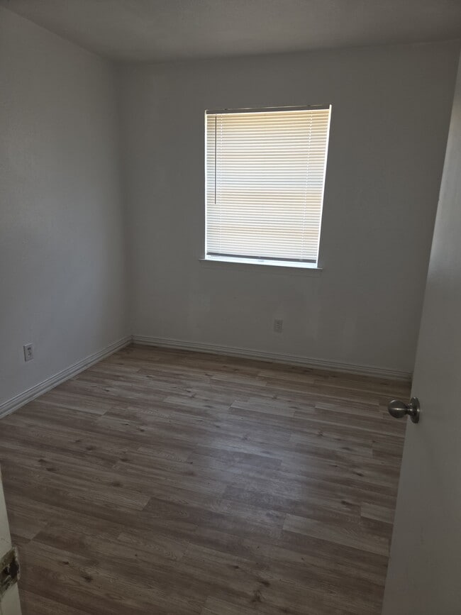 Building Photo - 714 E Vista Dr