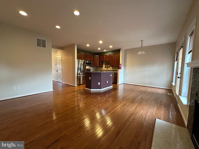 Building Photo - 16 Peppermint Dr