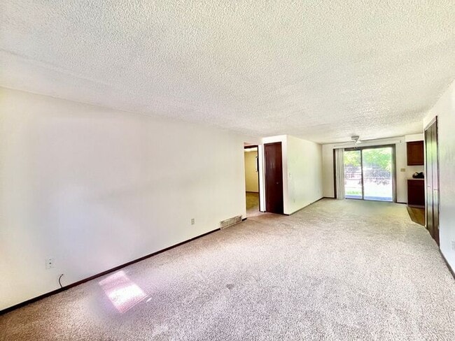 Building Photo - 2 Bedroom, 1 Bath Duplex, 1 Car Garage
