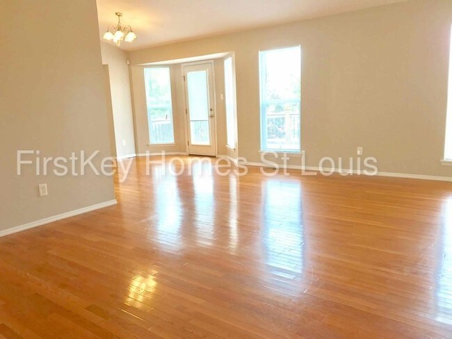 Foto del edificio - 14 Rivermeadows Dr