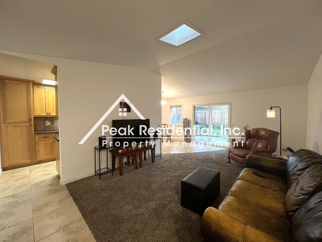 Foto del edificio - Wonderful 3bd/2ba Orangevale Home with 2 C...