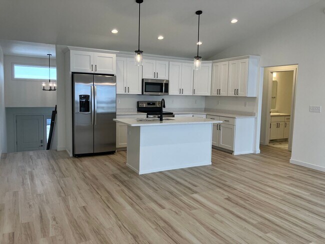 Foto del edificio - 4 Bed 3 Bath Twin Home