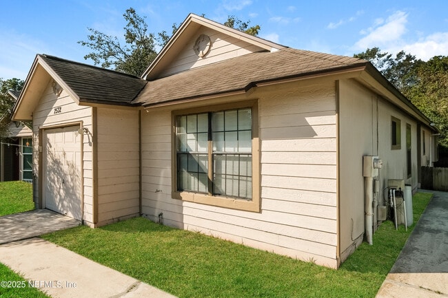 Building Photo - 2532 Townsquare Dr