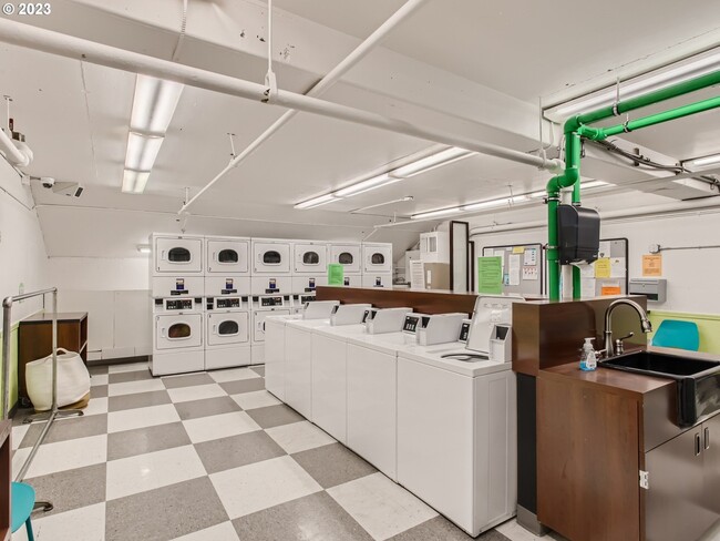 Foto del edificio - 111 SW Harrison St