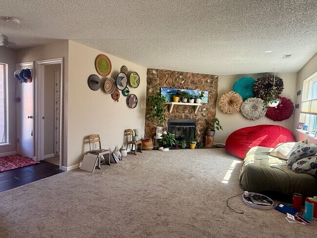 Foto del edificio - Spacious, Sunlit 3BR / 2 BA Condo just steps away from Standley Lake!