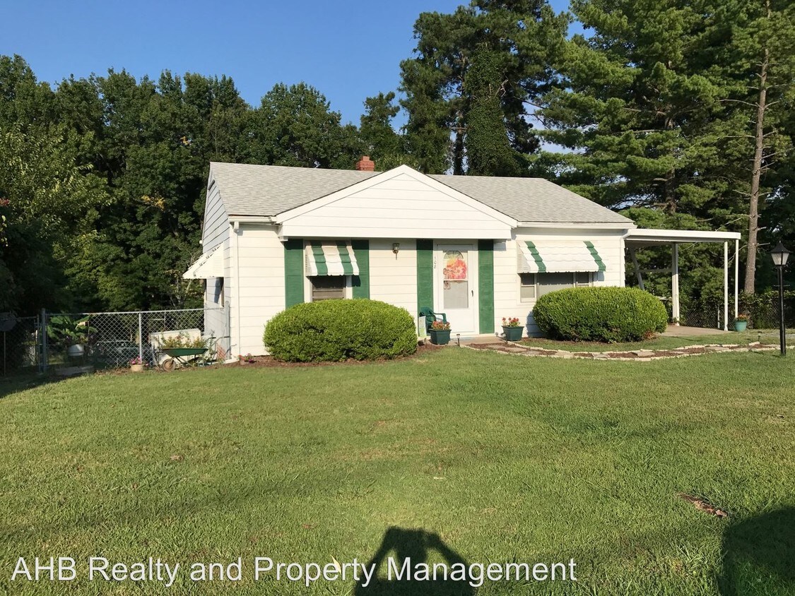 Primary Photo - 108 Colonial Dr