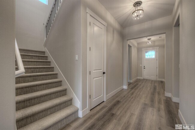 Building Photo - 262 Commodore Dr