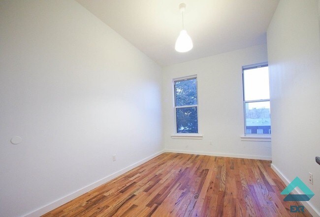 Foto del edificio - 1177 Putnam Ave