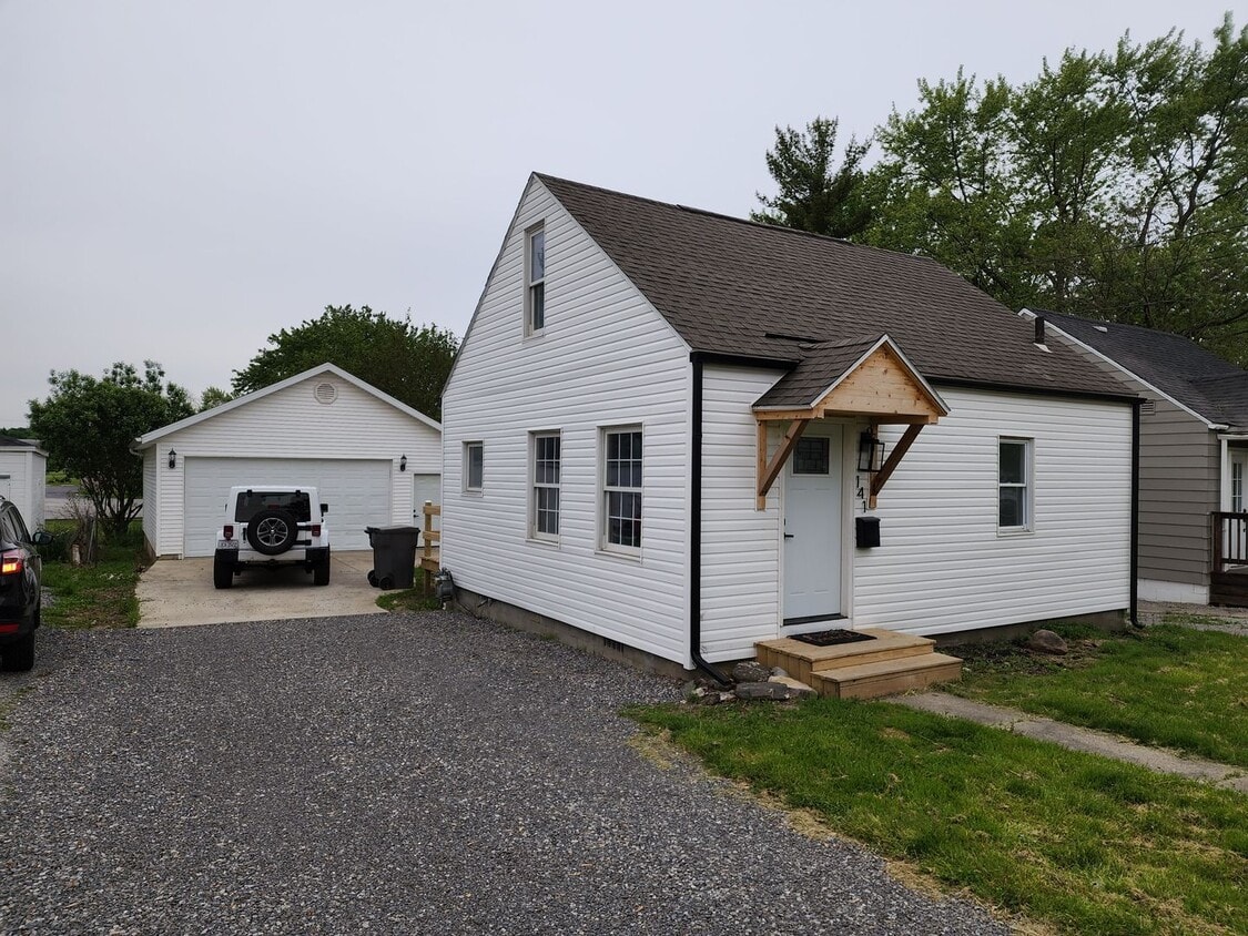 Primary Photo - 141 W Lane Ave