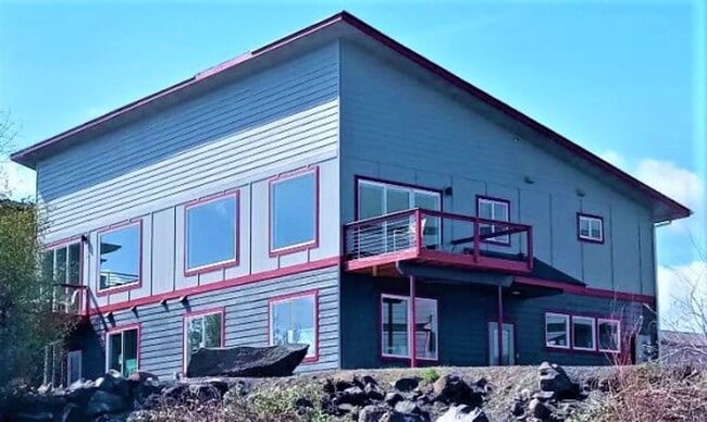 Building Photo - Fully Furnished 2 Bedroom 1 Bath Condo | T...