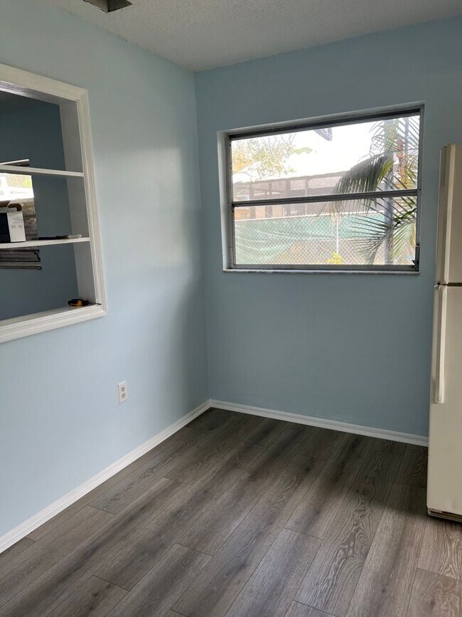 Building Photo - 2 bed room one bath duplex - Move in Special
