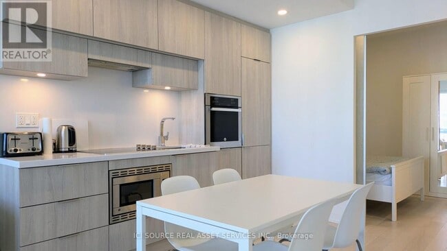 Building Photo - 39-3239 Roehampton Ave