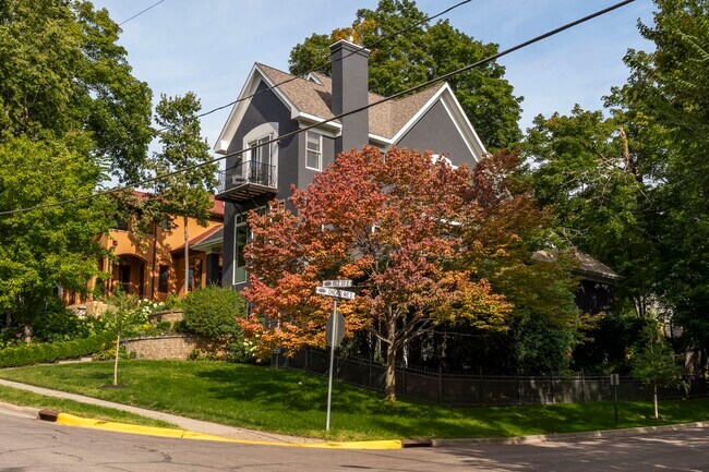 Encantador lote de esquina a solo unas cuadras del centro de Wayzata - 745 Rice St E