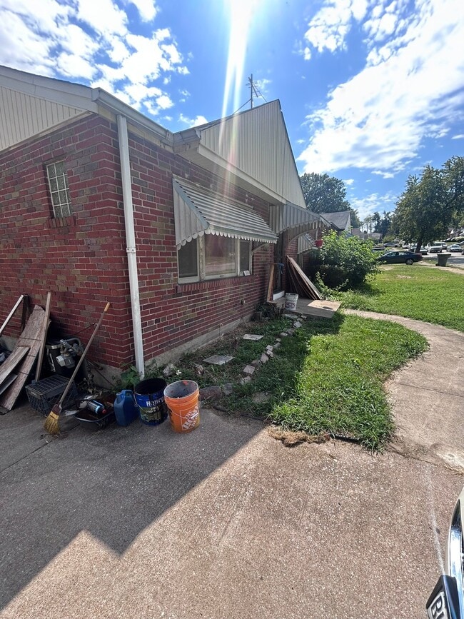 Building Photo - 5556 Floy Ave