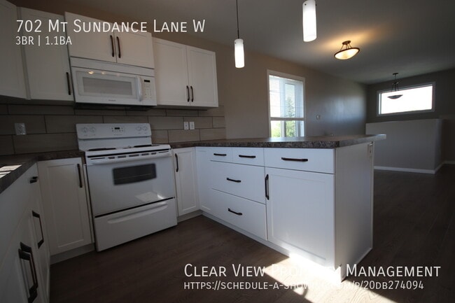 Photo du bâtiment - ?? Spacious & Bright FULL DUPLEX in Sunrid...