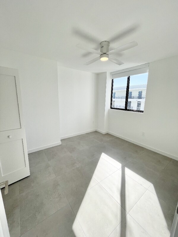 Building Photo - 1940 Van Buren St