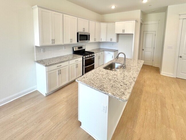 Foto del edificio - Now Leasing at Cedar Bluff – 4BR Townhomes...