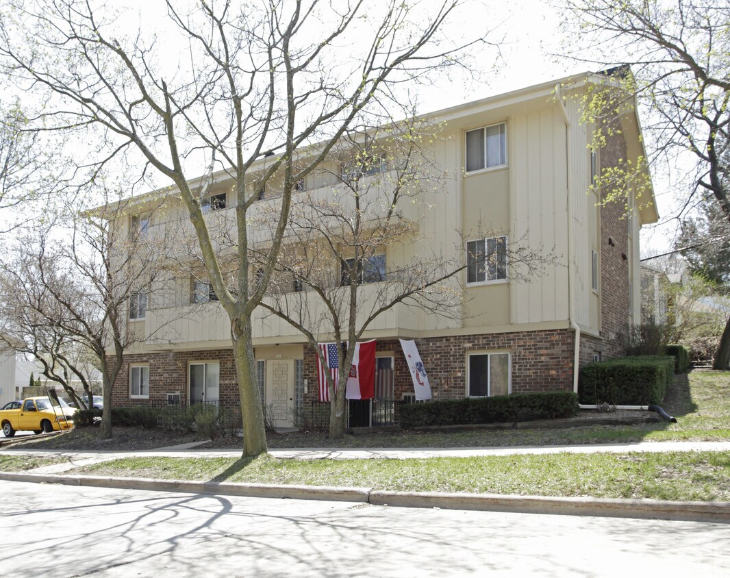 3545 E Tesch St, Saint Francis, WI 53235 Apartments in Saint Francis, WI