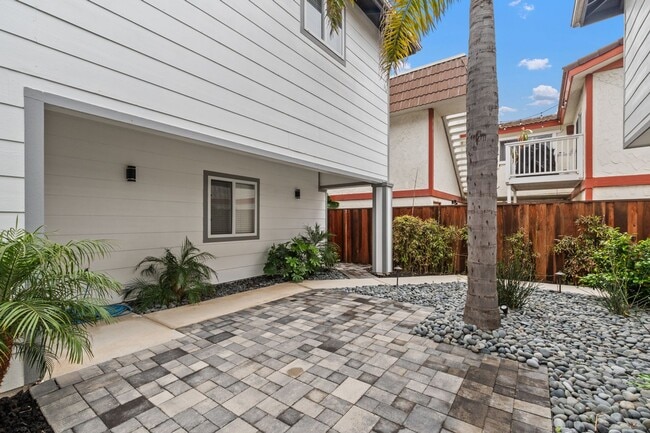 Building Photo - Luxurious Coastal Retreat with Stunning Oc...