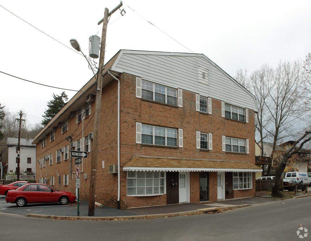 Building Photo - 136 S Main St