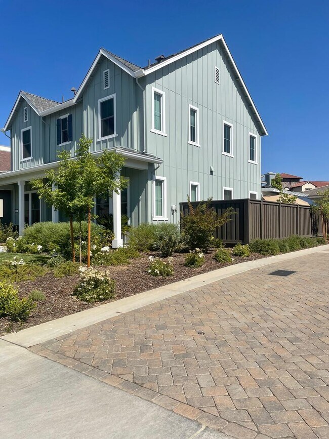 Foto del edificio - Wow! Custom Built Smart Home in Sutter Park - A Tim Lewis Community.