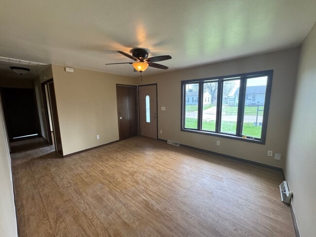 Building Photo - Charming and Spacious East Moline Home!