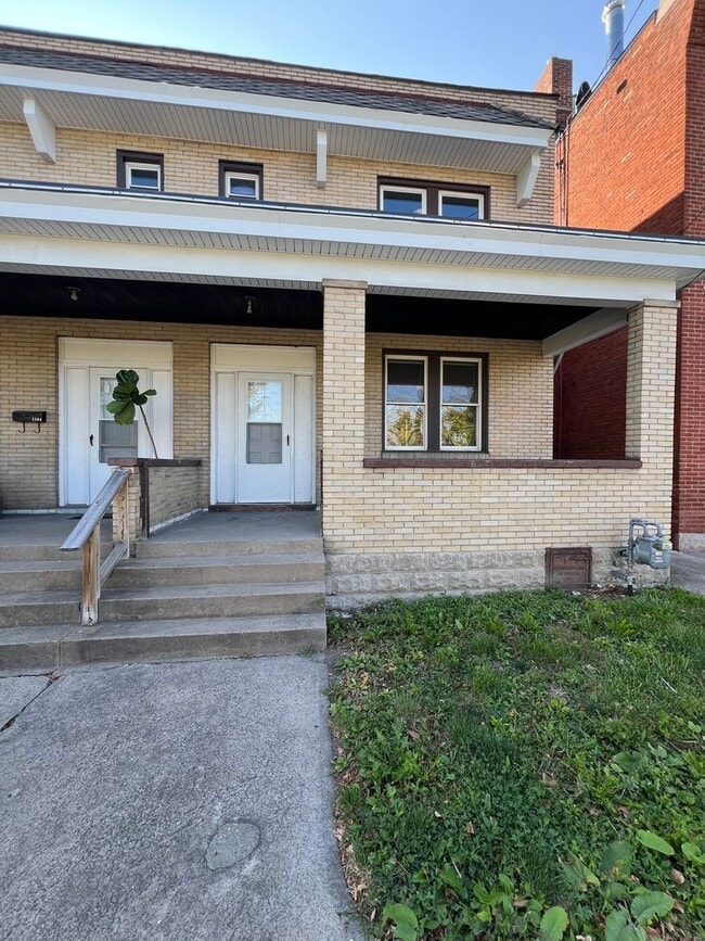 Foto del edificio - Now showing 2BR 1 Bath Townhouse!