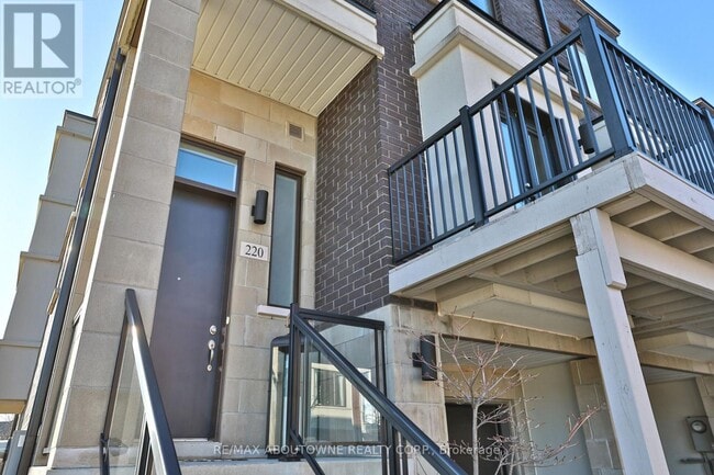 Building Photo - 220 Vellwood Common