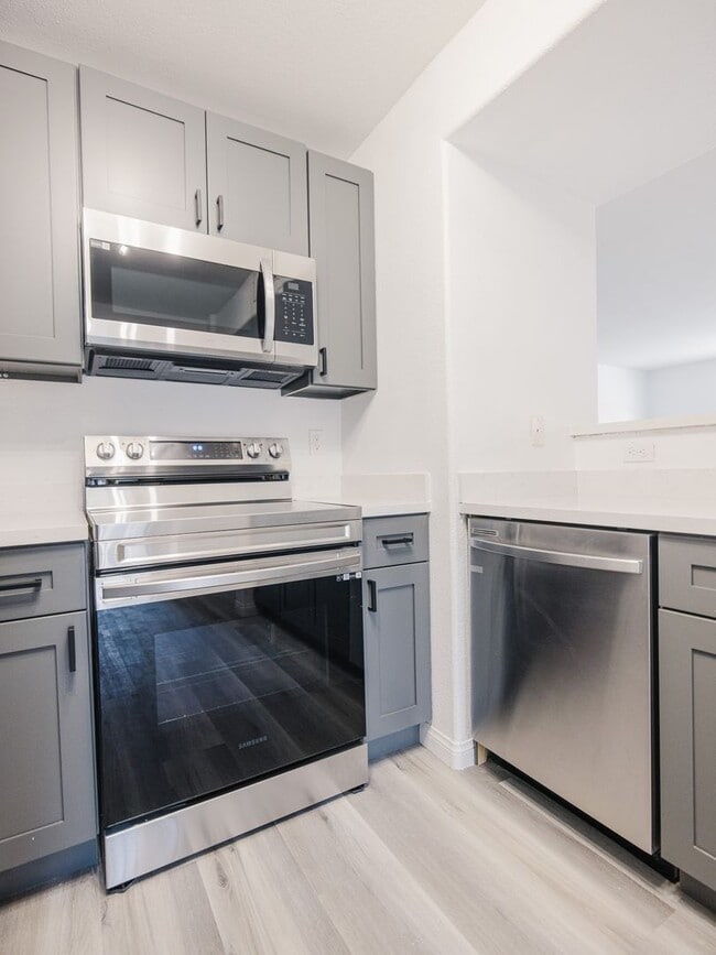 Building Photo - 2 Bedroom, 2 Full Bath Newly Renovated Con...
