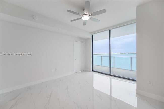 Foto del edificio - 700 NE 24th St