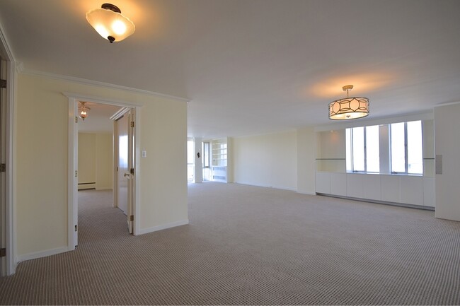 Building Photo - Pacific Heights Doorman Building w/ Stunni...