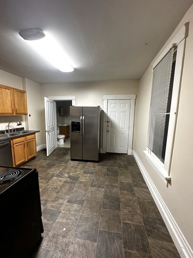 Building Photo - 330 W Hubbard Ave