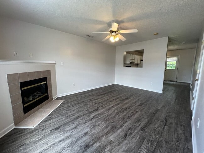 Building Photo - Conveniently Located 2 Bedroom, 2.5 Bath T...