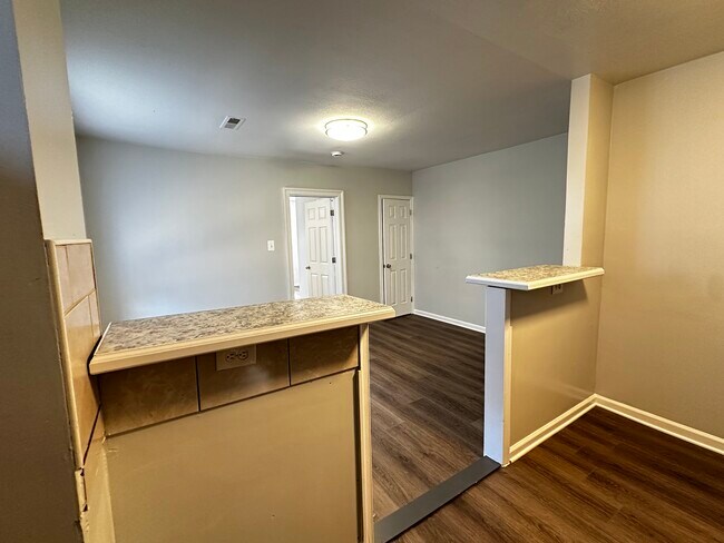 Building Photo - SE Duplex