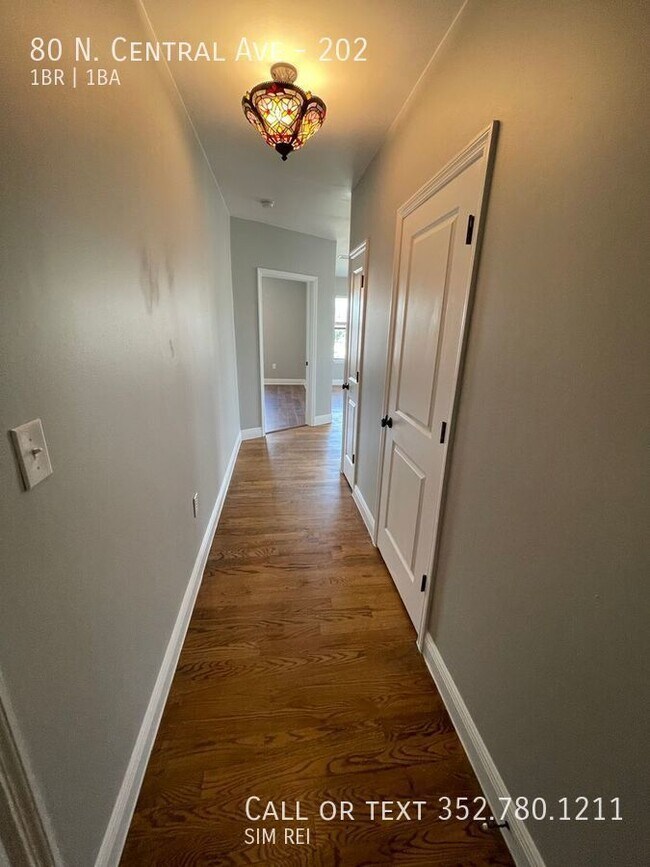 Building Photo - Downtown Umatilla 1/1 Upper Apartment