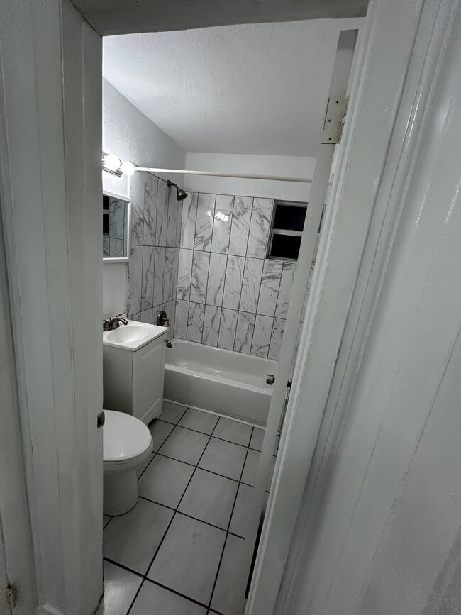 Foto del edificio - 10822-10822 2 Ave