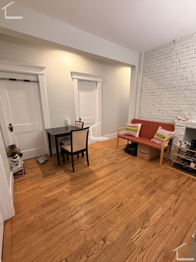 Building Photo - Brighton 3-bed/1-bath; Great Location on the B Line!