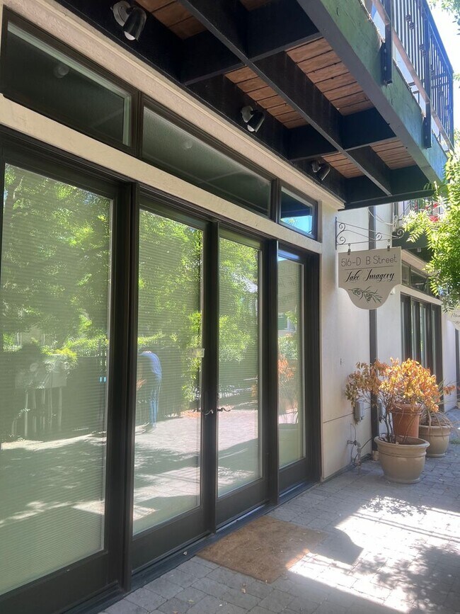 Building Photo - 2 Bedroom 2 bath Downtown Unit with $500 O...