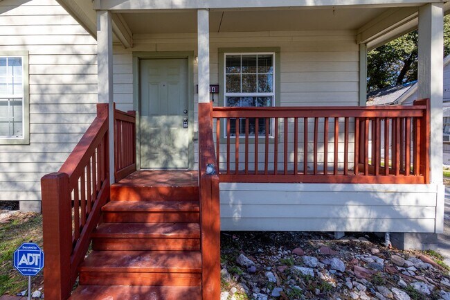 Foto del edificio - 2 bed, 1 bath in great location - move in ready! New pics coming soon!