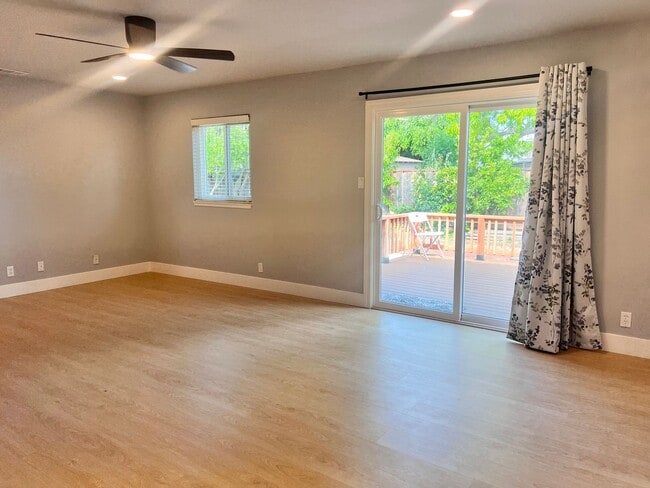 Foto del edificio - Completely Remodeled 4 Bedroom Home with C...