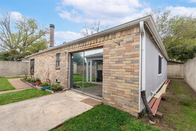 Building Photo - 8315 Shadow Wind Dr